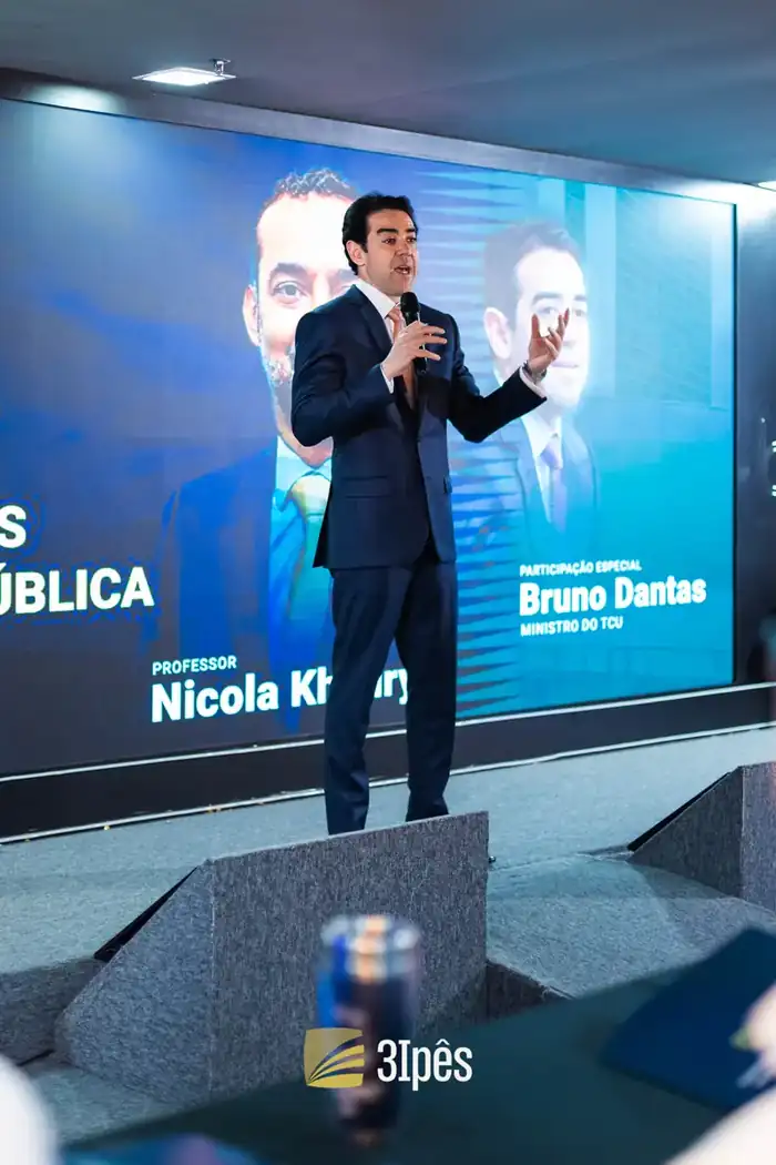 Bruno Dantas ministrando uma palestra no palco da primeira edição