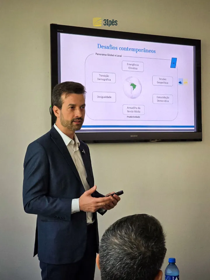 Paulo Bijos apresentando conteúdo durante a primeira edição