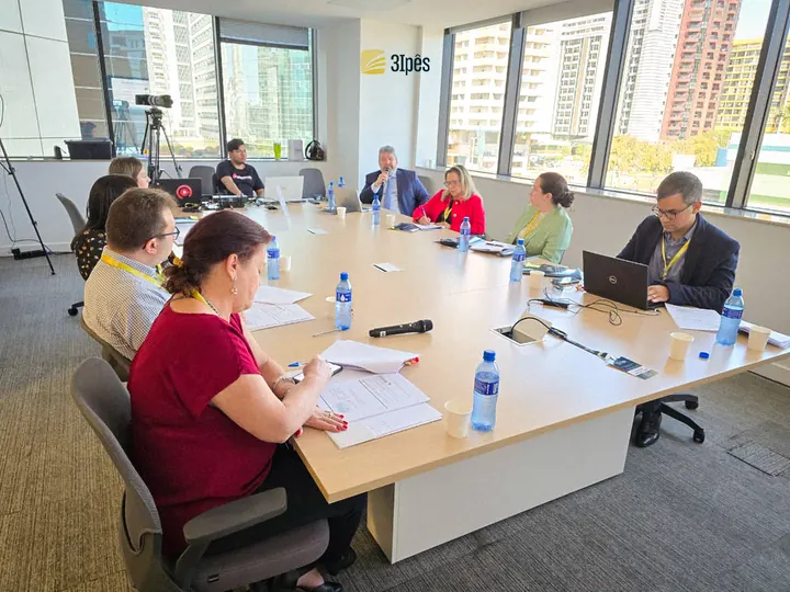 Participantes acompanhando e discutindo o conteúdo em sala