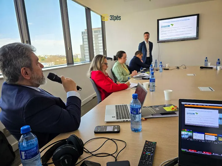 Discussão em sala com Paulo Bijos e participantes
